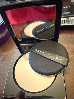 Bobbi Brown Sheer Finish Pressed Powder in Compact with Silver Logo Accent NWT